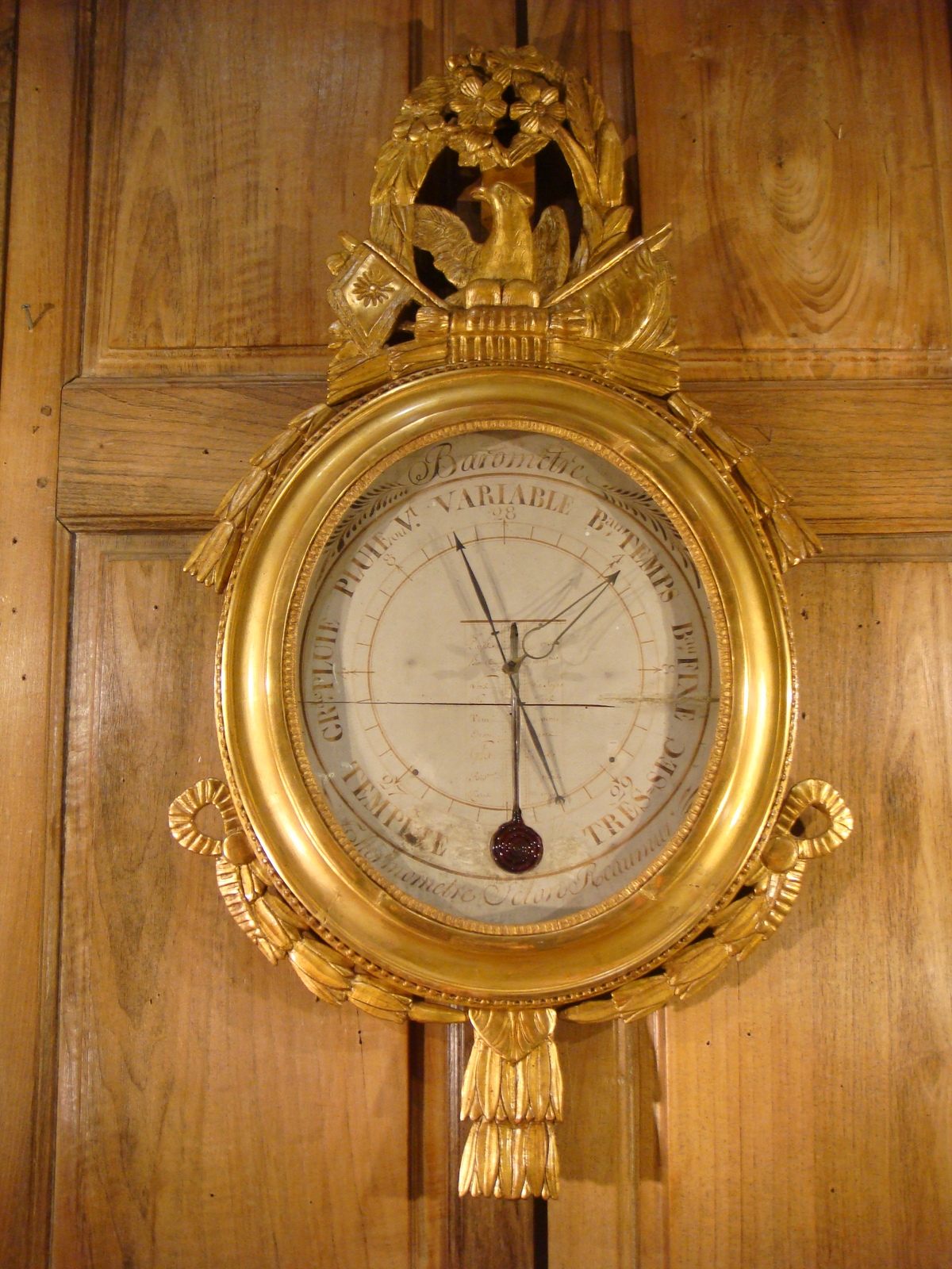 Baromètre - thermomètre en bois sculpté et doré d'époque Louis XVI
